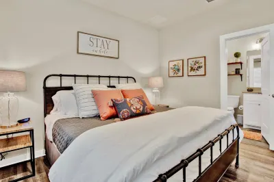 Modern Condo-3 min to Main
