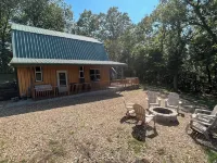 Cabin at the Cove. A hidden cabin walking distance to a private cove.