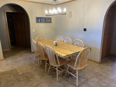 Lakefront Penthouse Retreat: Stunning Views, Bar, Golf & Fun on Castle Rock Lake