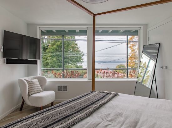 Water & Mountain Views - Luxury City Retreat