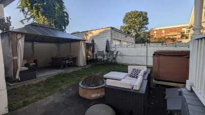 Renovated 2BR Retreat / Modern Comforts Included 橋港大學附近的飯店