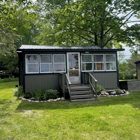 Cozy Cabin with beautiful view of Lake Michigan. Pet Friendly