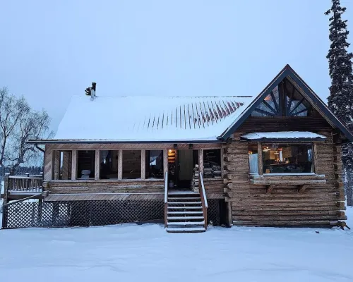 Log Cabin with Mountains and Lake View, enjoy relaxing in the hot tub Hotels in Cohoe