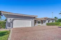 6BR Modern Waterfront Villa Heated Pool Gameroom