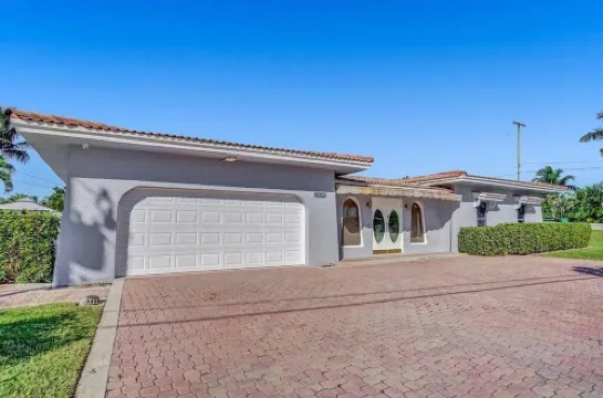 6BR Modern Waterfront Villa Heated Pool Gameroom