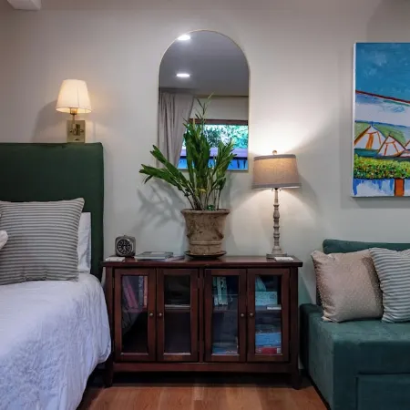 Tropical Hideaway 15 minutes from downtown and beaches!