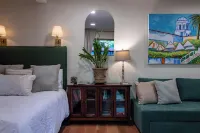 Tropical Hideaway 15 minutes from downtown and beaches!