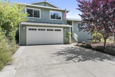 Spacious Coastside Home! Отели в г. Мосс Бич