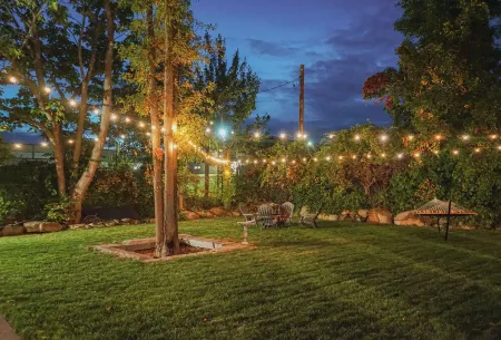 Relax and Explore: Family Friendly Home Near Boston's Best! Отели в г. Броктон