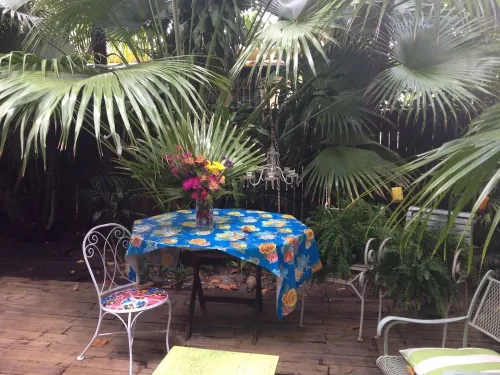 Beautiful & Large Bedroom  in B&B in Exquiste  Tropical  Home- Centrally located