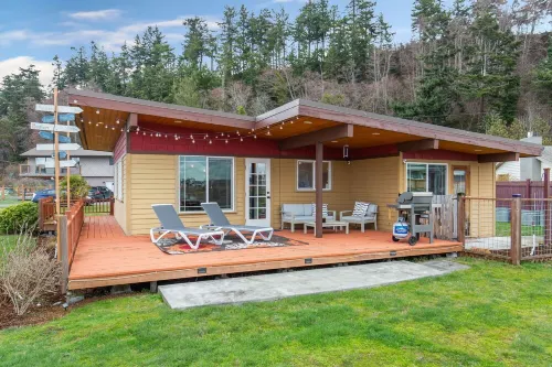 Whidbey Waterfront Retreat- Steps to Beach-Fireplace- Reading Nook