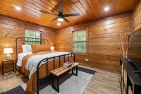 Cozy Cabin Retreat on 2 acres with Walking Path - 5 mins from Lake Access!