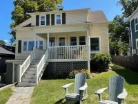 Downtown Historical Bristol Seaside Cottage w Front Row Seats to 4th July Parade Hotels in Bristol