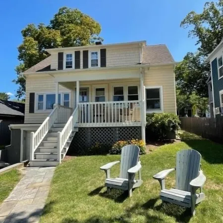 Downtown Historical Bristol Seaside Cottage w Front Row Seats to 4th July Parade Отели в г. Бристоль