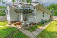Graham and Kay's UIndy Cottage. 3 bedrooms, 10 min from downtown. Hotels near Walmart Supercenter