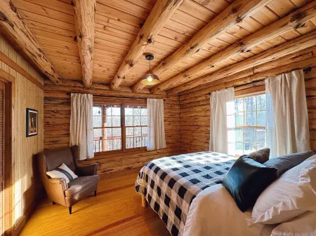 Charming log cabin by Berkeley Springs w/ hot tub!