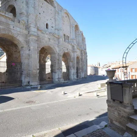 At the foot of the Arles bullring, attractive renovated town house
