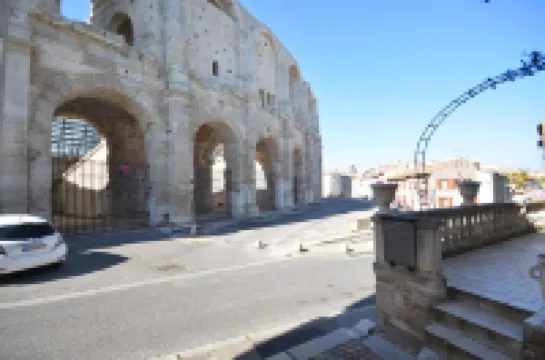 At the foot of the Arles bullring, attractive renovated town house