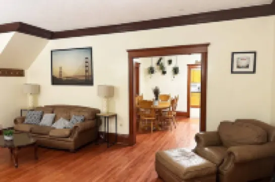 Clean 1st floor 4 bedroom Near Downtown [1-4]