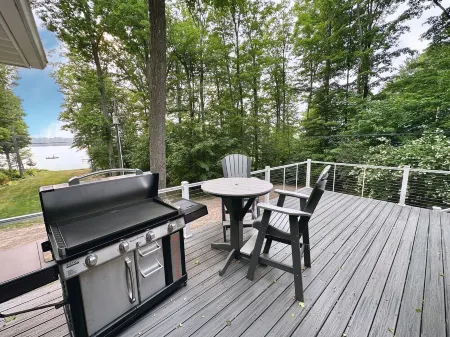 Serene Lakehouse - Private Beach, Kayaks, Pickleball, various games, and near TC