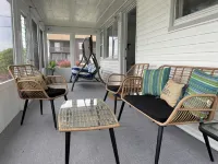 Pet-Friendly Cottage 1 Block to Beach Bay AccessDM SPECIAL SPRING PRICES