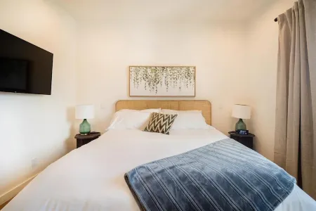 3-bedroom apartment in charming Carpinteria with WiFi, AC. Enjoy your stay