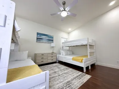 Las Jollas Luxurious Condo w/Pool & Garage, Very Close to Shopping and Airport