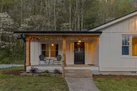 Scaly Mtn/Highlands  Modern NC Farmhouse-6.5 AC 2 Creeks