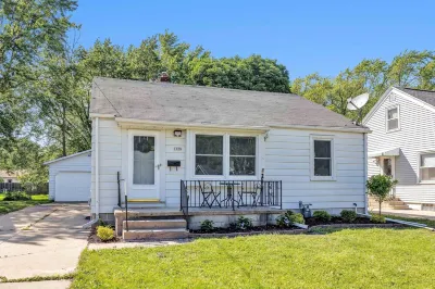 1 Mile to Lambeau–Modern historic charm.