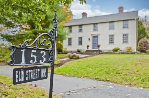 Elm Suite with a Private Bathroom in front of Smith College Quadrangle Hotels in Northampton