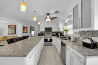 Luxury Water Front, Heated Pool & Jacuzzi, 5br