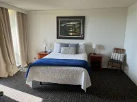 Hilo's Finest 2 bd Condo - Pool, A/C, Views!