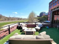 Modern 2 BR w/ Rooftop Deck