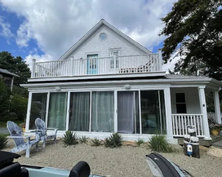 6 houses away from quiet beach! Minutes from the heart of Onset & Cape Cod Canal Hotels in Wareham