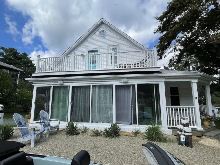 6 houses away from quiet beach! Minutes from the heart of Onset & Cape Cod Canal
