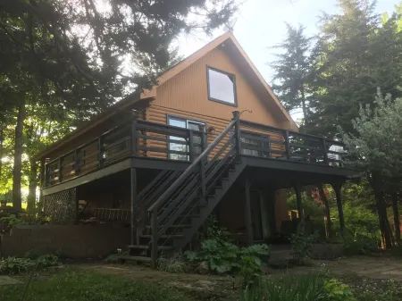 Unique Rustic, upscale, 3 br/2 ba Cabin w/Fireplace, Firepit, Pool Table & Wifi