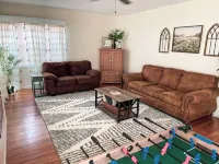 Farmhouse Retreat with deck and fire pit, very family friendly & great location