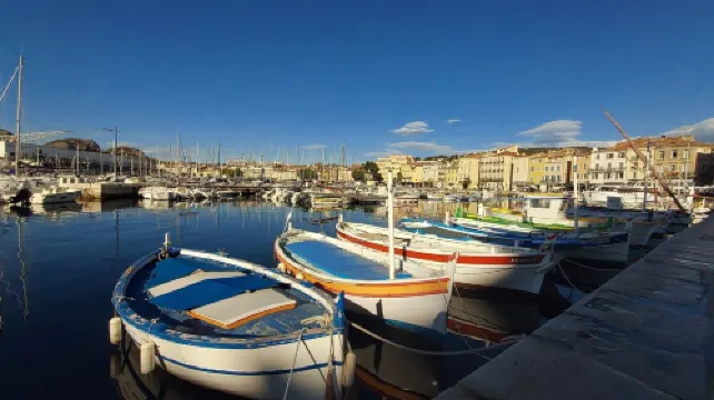 T2 APARTMENT WITH TERRACE SEA VIEW, CLOSED GARAGE, CLOSE TO THE CALANQUES