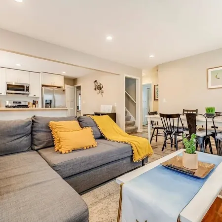 Experience Minneapolis; entire house, close to Downtown Uptown and UofM