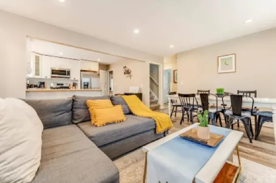 Experience Minneapolis; entire house, close to Downtown Uptown and UofM Hotels in 