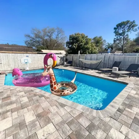 Backyard Paradise - POOL, MINI GOLF & BAR