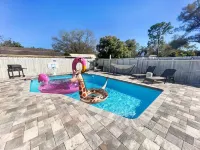 Backyard Paradise - POOL, MINI GOLF & BAR