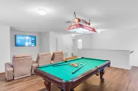 2 King ! Newly renovated w/8 beds sleeps upto 16 people