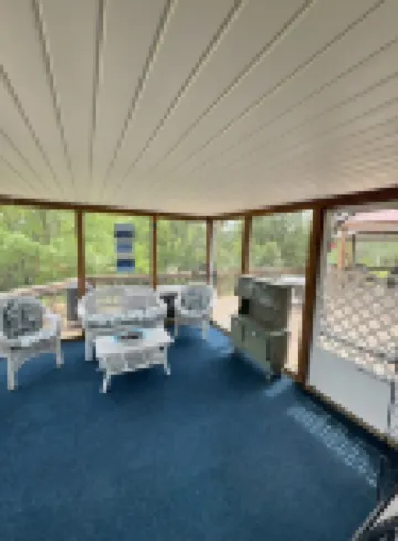 Lake Front charming 3-bedroom house, at Rough River Lake.