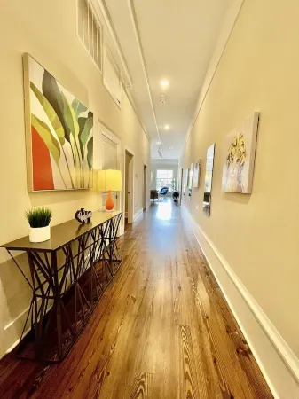 Upscale Downtown Luxury Penthouse with PARKING Отели рядом с достопримечательностью «Университет Мерсер»