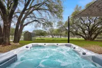 Hot Tub, Park, Lake Access Prime Location!! Hotels in Granbury