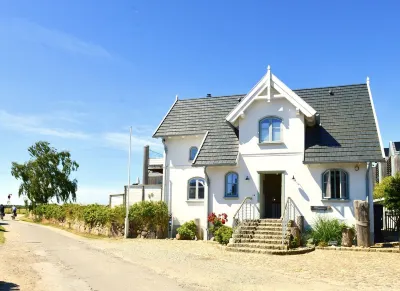 Strandhaus-fehmarn, Captains-deck, Strandlage und Meerblick, Terrasse und Garten Hotels near Cafe Sorgenfrei