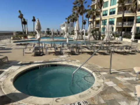 Palisades Palms 11th Floor Upscale 2 Bedroom Unit with Bay Views