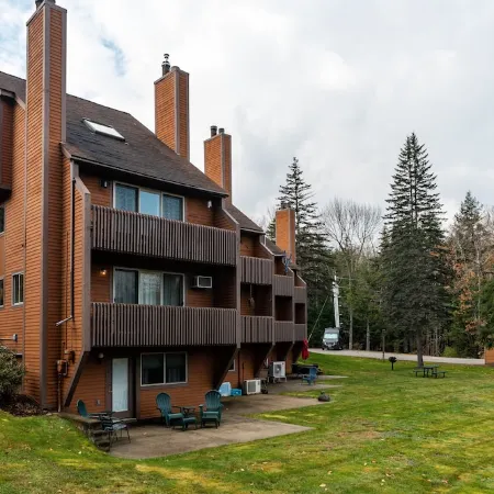 Family-friendly condo with amenities minutes from StoryLand & ski mountains!