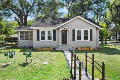 1950s Cottage-steps from Trendy Old Town Tomball dining, coffee, shops Hotels near Tomball Parkway Plaza